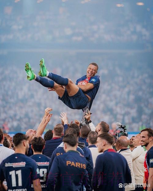 RMC:姆巴佩在大巴黎赛后和恩里克愉快交流 RMC:姆巴佩在大巴黎赛后和恩里克愉快交流